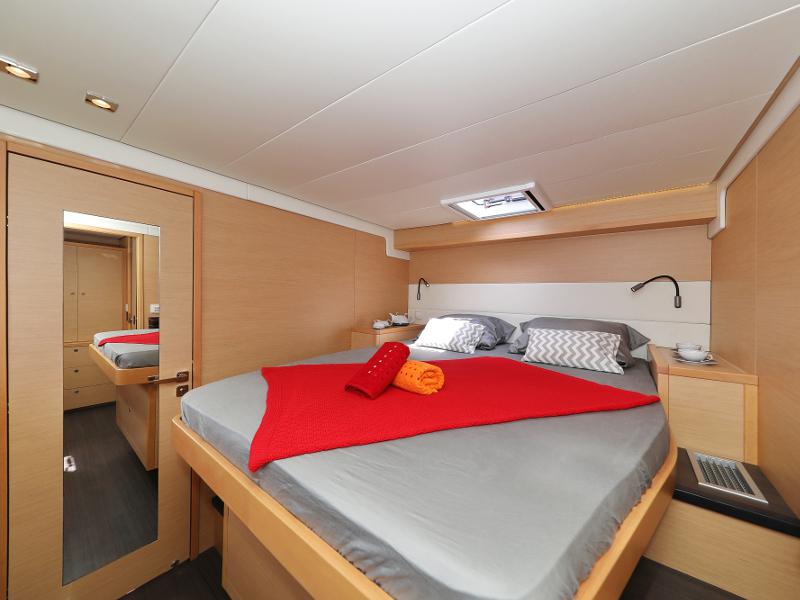Book yachts online - catamaran - Lagoon 52 - SEA DWELLER (ex.TEQUILA SUNRISE) AC Generator Watermaker - rent