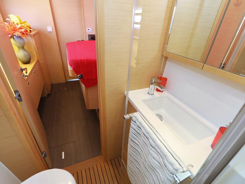 Book yachts online - catamaran - Lagoon 52 - SEA DWELLER (ex.TEQUILA SUNRISE) AC Generator Watermaker - rent