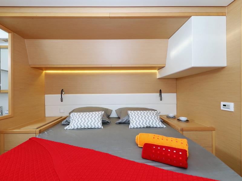 Book yachts online - catamaran - Lagoon 52 - SEA DWELLER (ex.TEQUILA SUNRISE) AC Generator Watermaker - rent