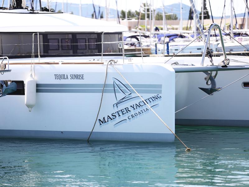 Book yachts online - catamaran - Lagoon 52 - SEA DWELLER (ex.TEQUILA SUNRISE) AC Generator Watermaker - rent