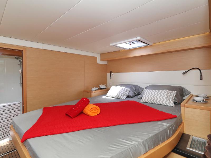 Book yachts online - catamaran - Lagoon 52 - SEA DWELLER (ex.TEQUILA SUNRISE) AC Generator Watermaker - rent