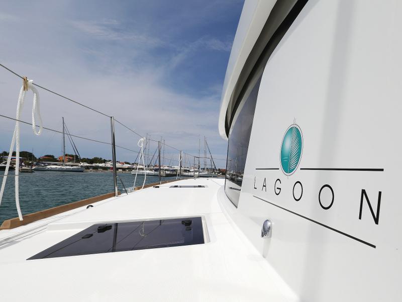Book yachts online - catamaran - Lagoon 52 - SEA DWELLER (ex.TEQUILA SUNRISE) AC Generator Watermaker - rent