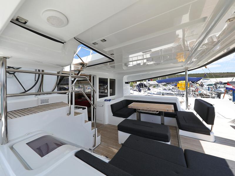 Book yachts online - catamaran - Lagoon 52 - SEA DWELLER (ex.TEQUILA SUNRISE) AC Generator Watermaker - rent