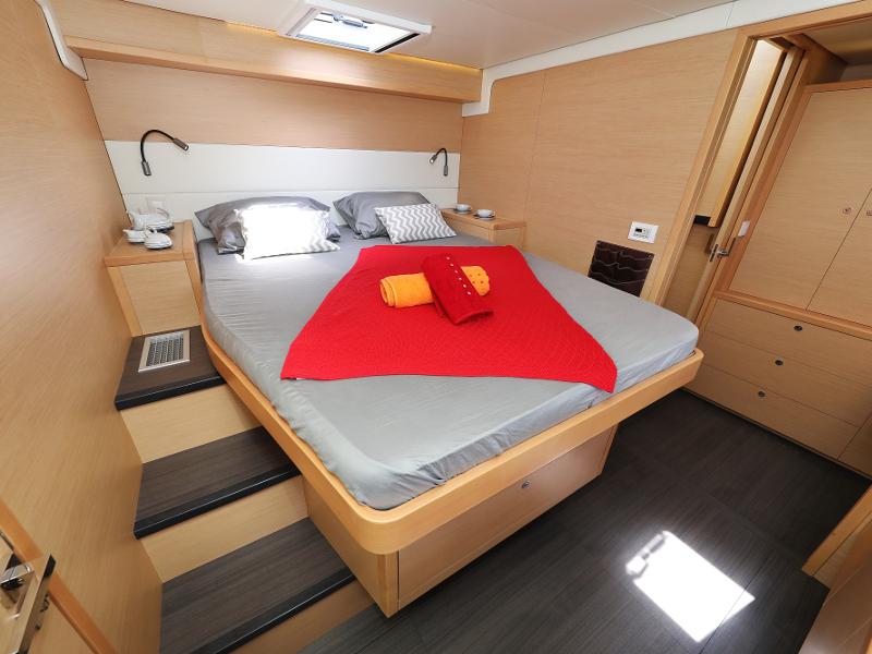 Book yachts online - catamaran - Lagoon 52 - SEA DWELLER (ex.TEQUILA SUNRISE) AC Generator Watermaker - rent