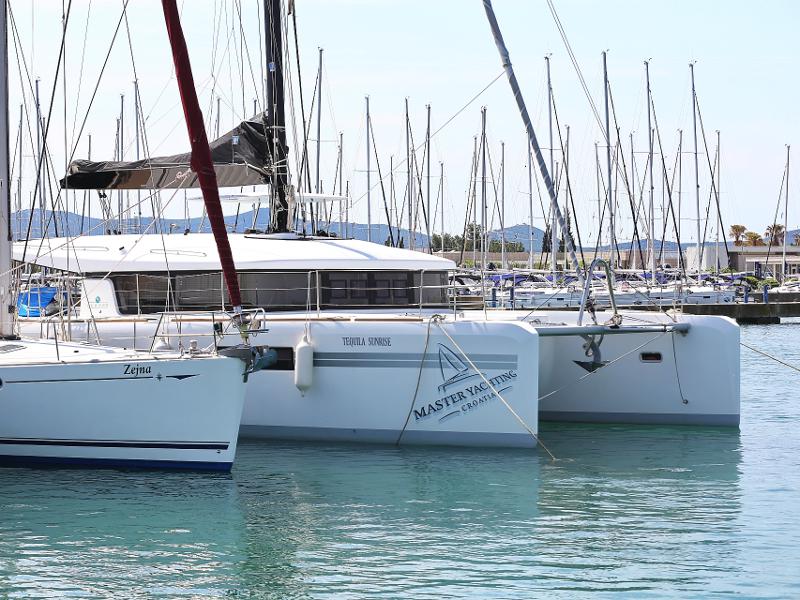 Book yachts online - catamaran - Lagoon 52 - SEA DWELLER (ex.TEQUILA SUNRISE) AC Generator Watermaker - rent