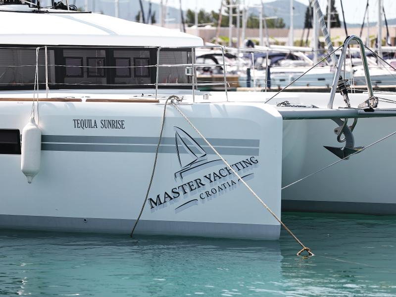 Book yachts online - catamaran - Lagoon 52 - SEA DWELLER (ex.TEQUILA SUNRISE) AC Generator Watermaker - rent
