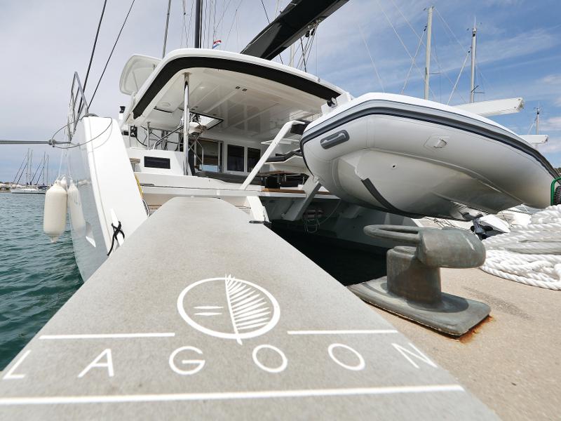 Book yachts online - catamaran - Lagoon 52 - SEA DWELLER (ex.TEQUILA SUNRISE) AC Generator Watermaker - rent