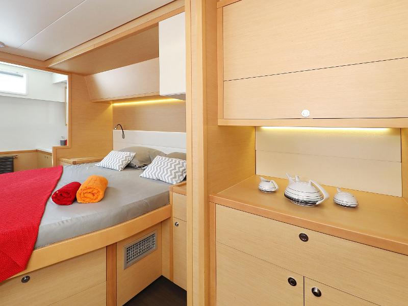 Book yachts online - catamaran - Lagoon 52 - SEA DWELLER (ex.TEQUILA SUNRISE) AC Generator Watermaker - rent