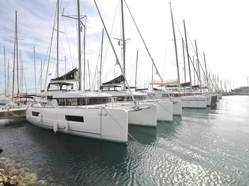 Book yachts online - catamaran - Lagoon 40 - BLUE ANGEL AC salon + generator - rent