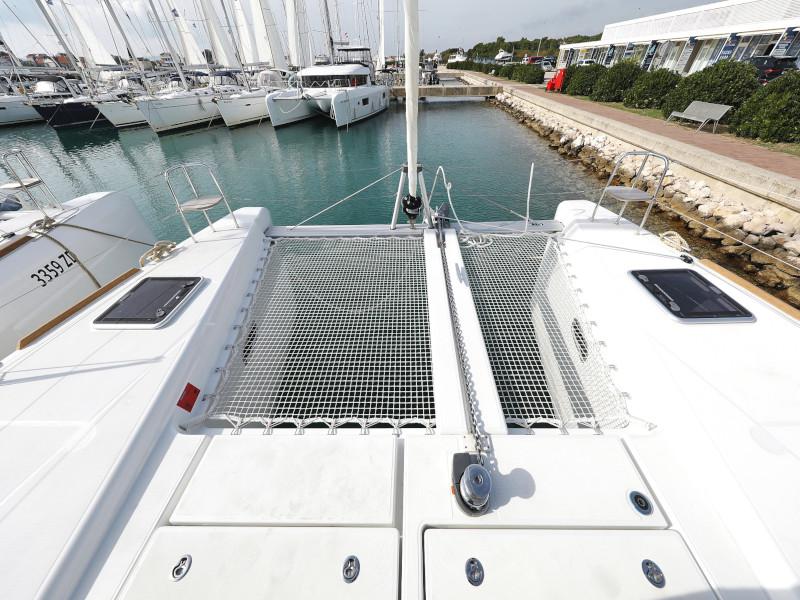 Book yachts online - catamaran - Lagoon 40 - BLUE ANGEL AC salon + generator - rent