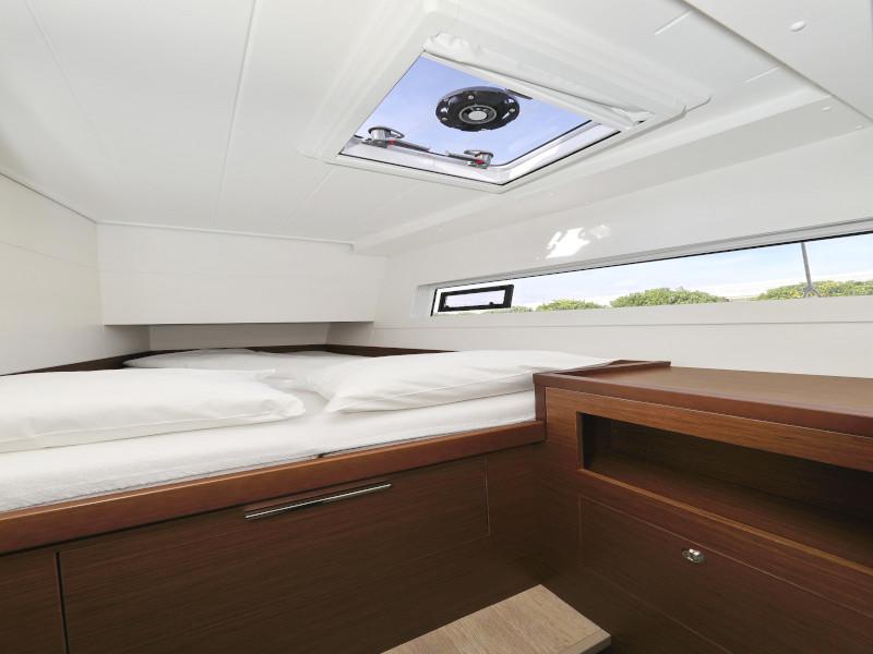 Book yachts online - catamaran - Lagoon 40 - BLUE ANGEL AC salon + generator - rent