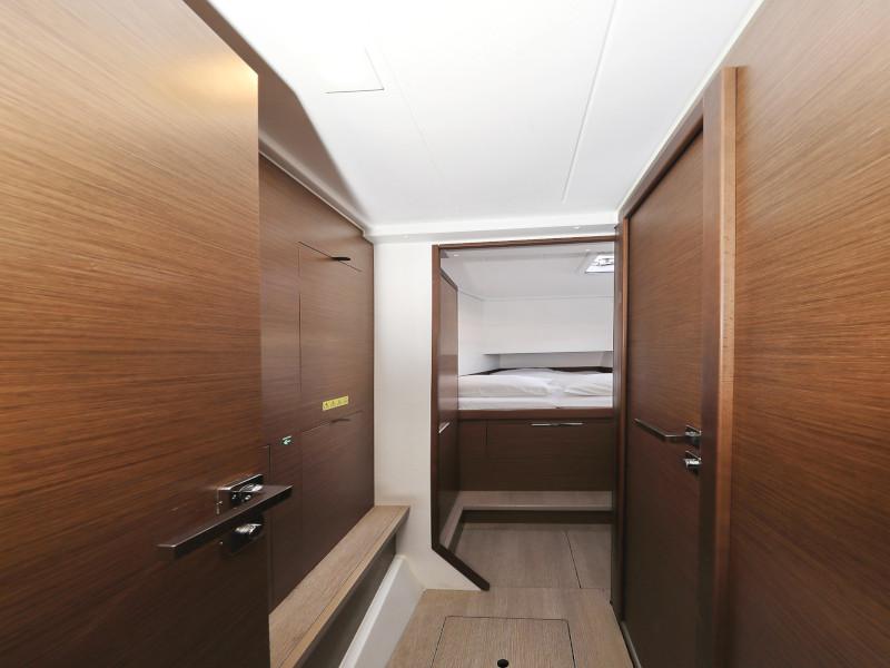 Book yachts online - catamaran - Lagoon 40 - BLUE ANGEL AC salon + generator - rent