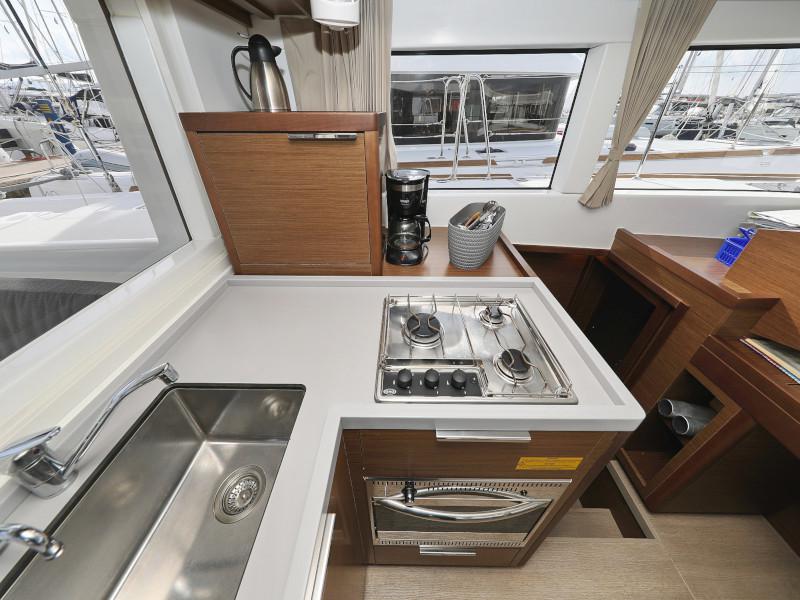 Book yachts online - catamaran - Lagoon 40 - BLUE ANGEL AC salon + generator - rent