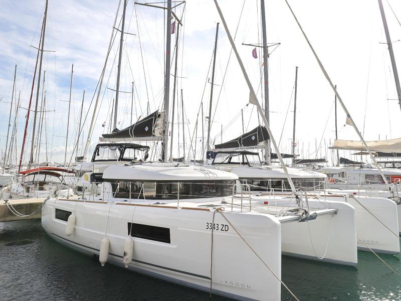Book yachts online - catamaran - Lagoon 40 - BLUE ANGEL AC salon + generator - rent