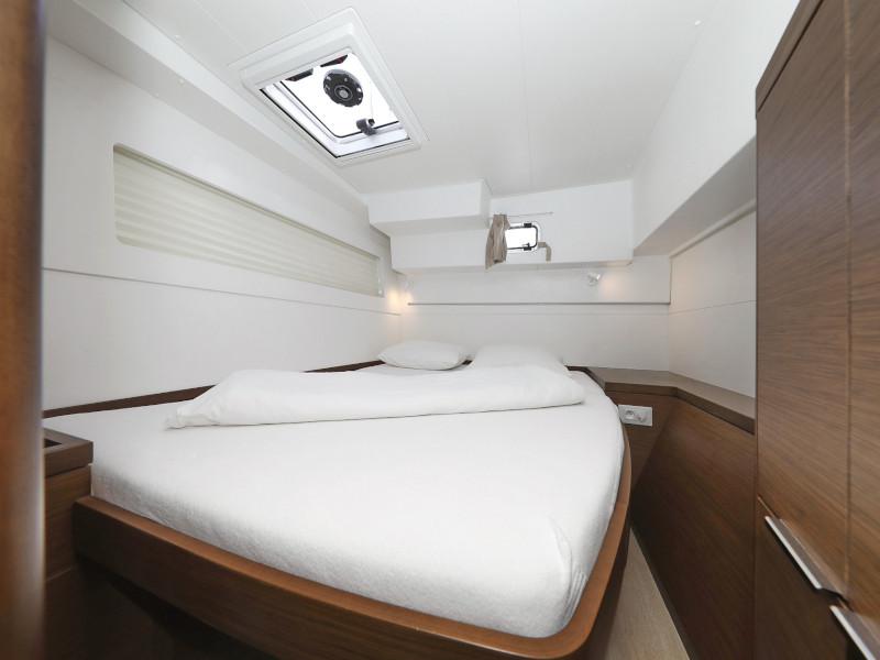 Book yachts online - catamaran - Lagoon 40 - BLUE ANGEL AC salon + generator - rent