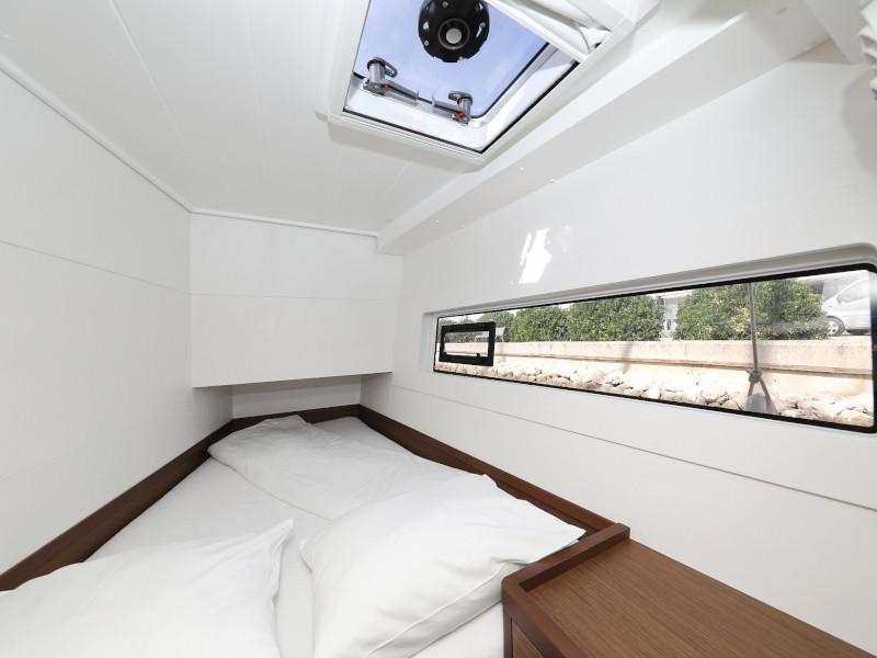 Book yachts online - catamaran - Lagoon 40 - BLUE ANGEL AC salon + generator - rent
