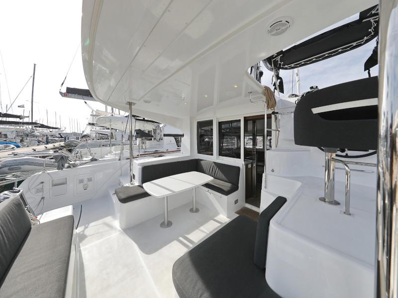 Book yachts online - catamaran - Lagoon 40 - BLUE ANGEL AC salon + generator - rent