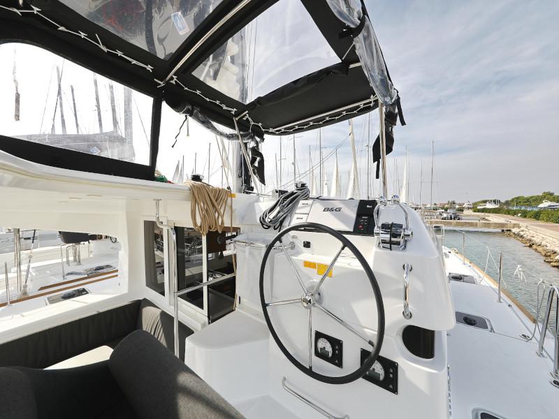Book yachts online - catamaran - Lagoon 40 - BLUE ANGEL AC salon + generator - rent