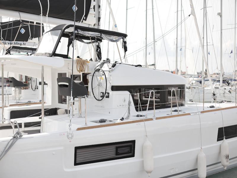 Book yachts online - catamaran - Lagoon 40 - BLUE ANGEL AC salon + generator - rent