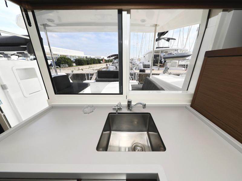 Book yachts online - catamaran - Lagoon 40 - BLUE ANGEL AC salon + generator - rent