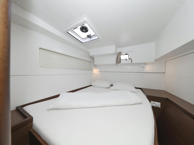 Book yachts online - catamaran - Lagoon 40 - BLUE ANGEL AC salon + generator - rent