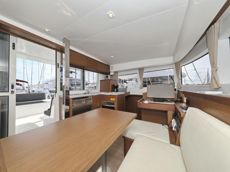 Book yachts online - catamaran - Lagoon 40 - BLUE ANGEL AC salon + generator - rent
