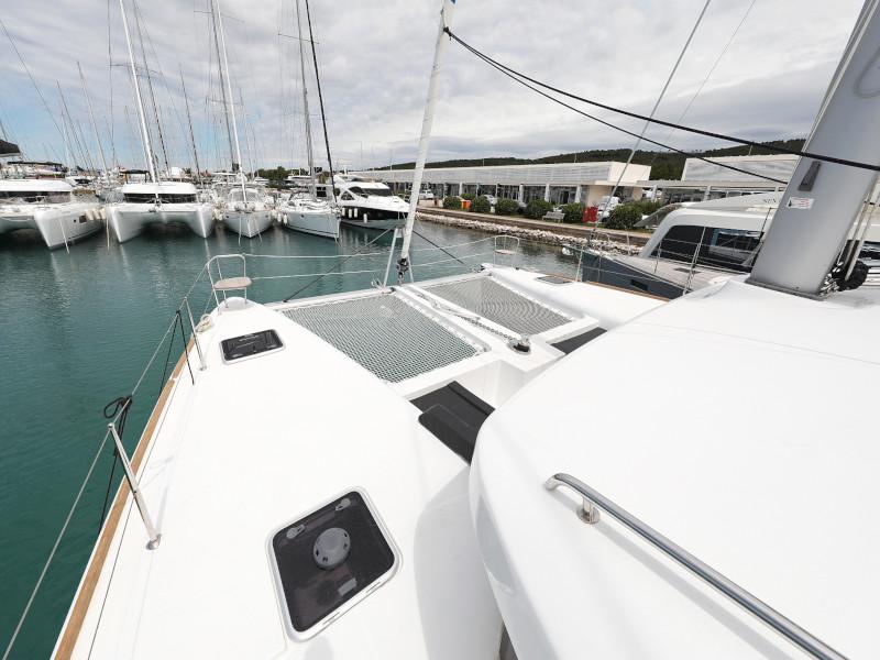 Book yachts online - catamaran - Lagoon 450 - OASIS Air Condition in salon Generator Watermaker - rent