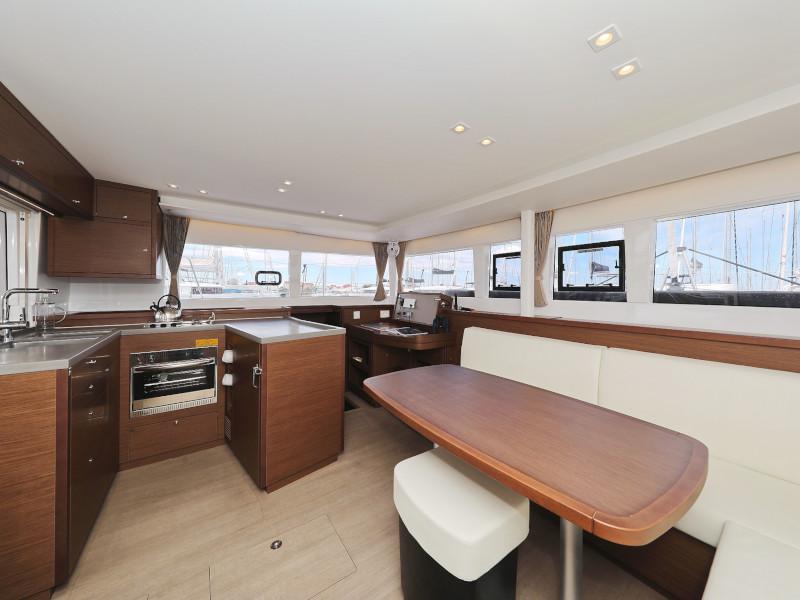 Book yachts online - catamaran - Lagoon 450 - OASIS Air Condition in salon Generator Watermaker - rent