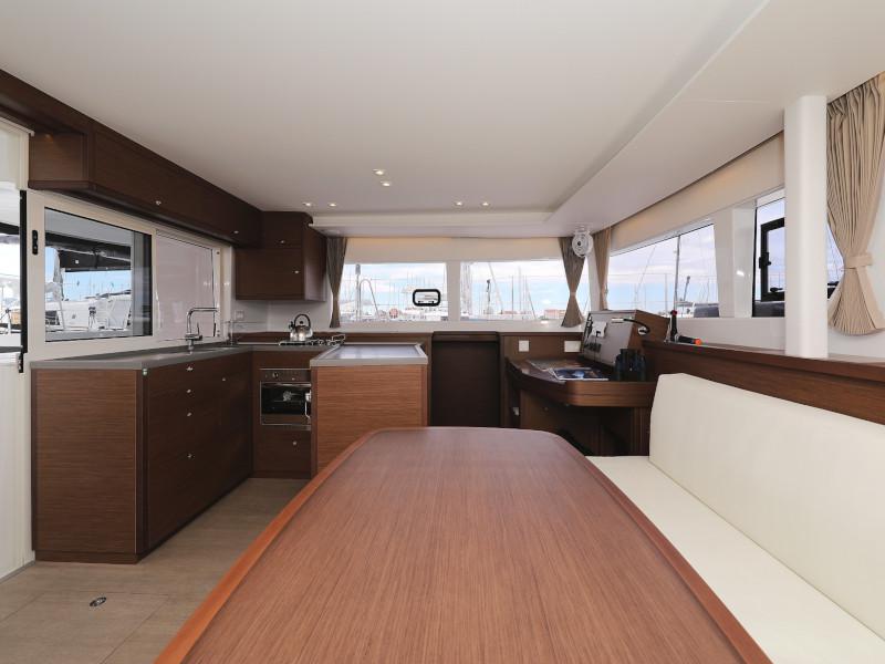 Book yachts online - catamaran - Lagoon 450 - OASIS Air Condition in salon Generator Watermaker - rent
