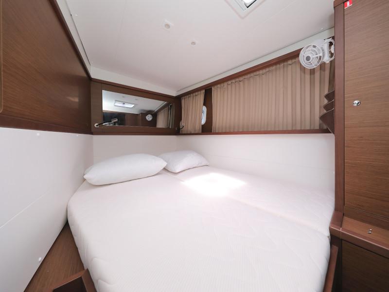 Book yachts online - catamaran - Lagoon 450 - OASIS Air Condition in salon Generator Watermaker - rent
