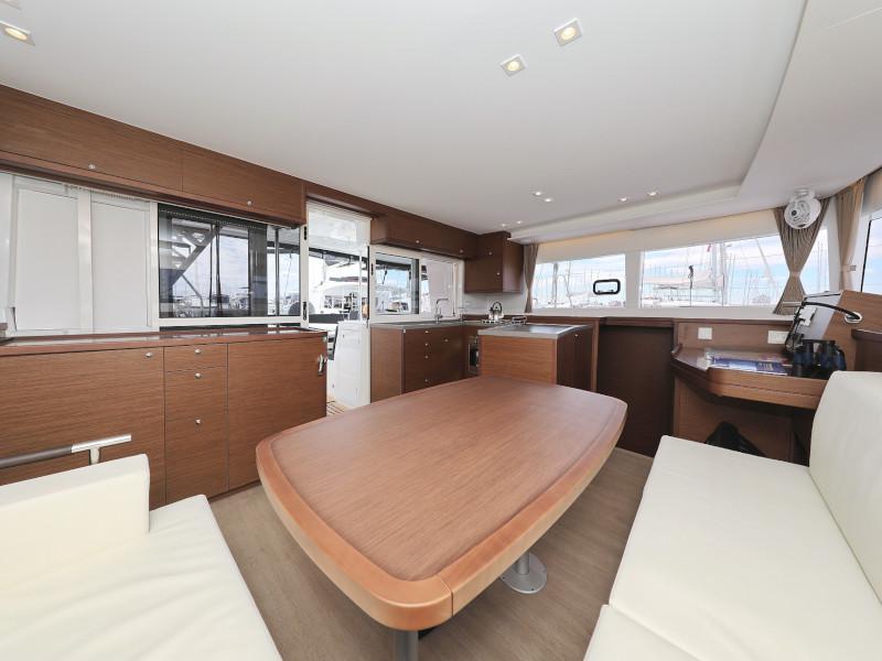 Book yachts online - catamaran - Lagoon 450 - OASIS Air Condition in salon Generator Watermaker - rent