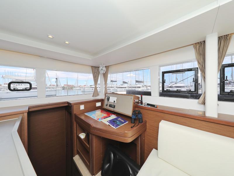 Book yachts online - catamaran - Lagoon 450 - OASIS Air Condition in salon Generator Watermaker - rent