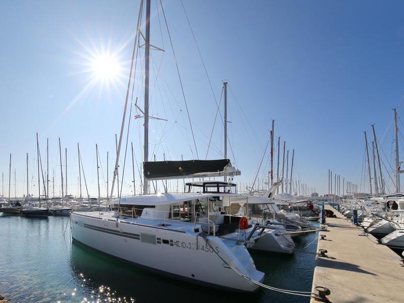 Book yachts online - catamaran - Lagoon 450 - FELIX FINIS  - rent