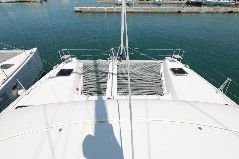 Book yachts online - catamaran - Lagoon 42 - ROYAL SALUTE - rent