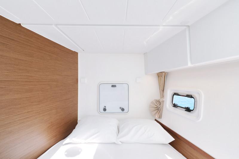 Book yachts online - catamaran - Lagoon 42 - ROYAL SALUTE - rent