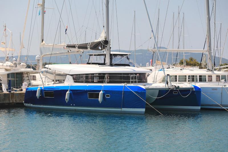 Book yachts online - catamaran - Lagoon 42 - ROYAL SALUTE - rent