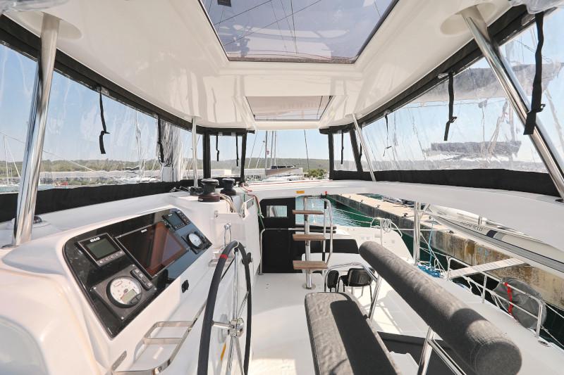 Book yachts online - catamaran - Lagoon 42 - ROYAL SALUTE - rent