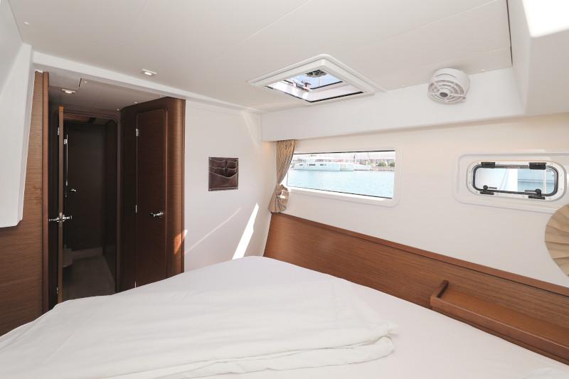 Book yachts online - catamaran - Lagoon 42 - ROYAL SALUTE - rent