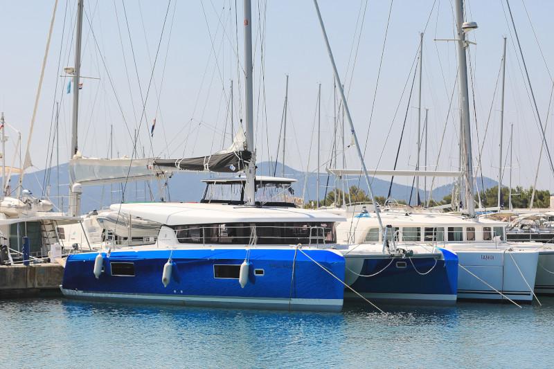 Book yachts online - catamaran - Lagoon 42 - ROYAL SALUTE - rent