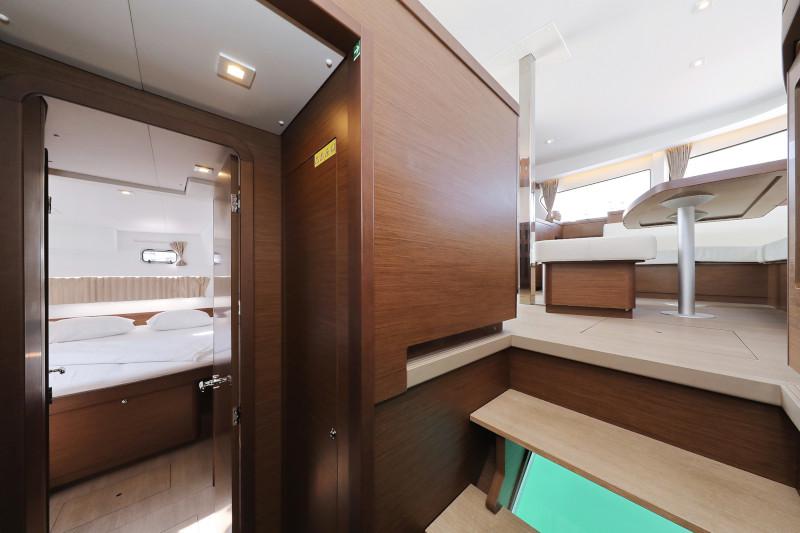 Book yachts online - catamaran - Lagoon 42 - ROYAL SALUTE - rent