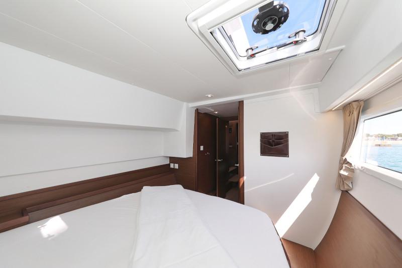 Book yachts online - catamaran - Lagoon 42 - ROYAL SALUTE - rent
