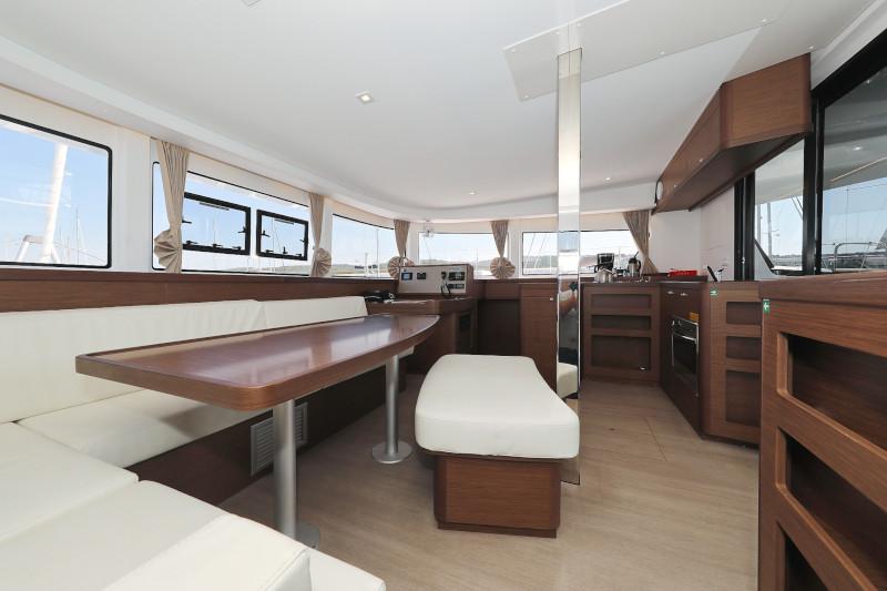 Book yachts online - catamaran - Lagoon 42 - ROYAL SALUTE - rent