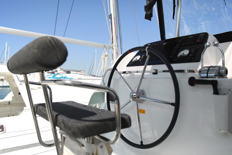 Book yachts online - catamaran - Lagoon 42 - ROYAL SALUTE - rent