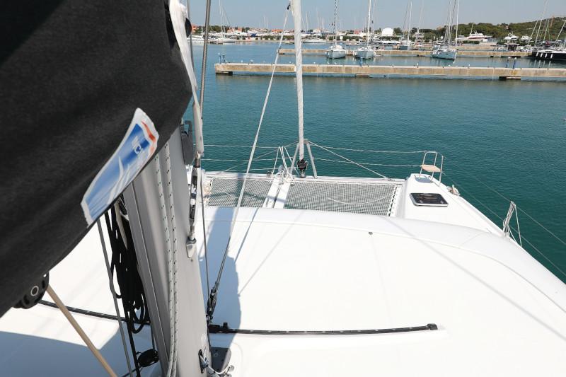 Book yachts online - catamaran - Lagoon 42 - ROYAL SALUTE - rent