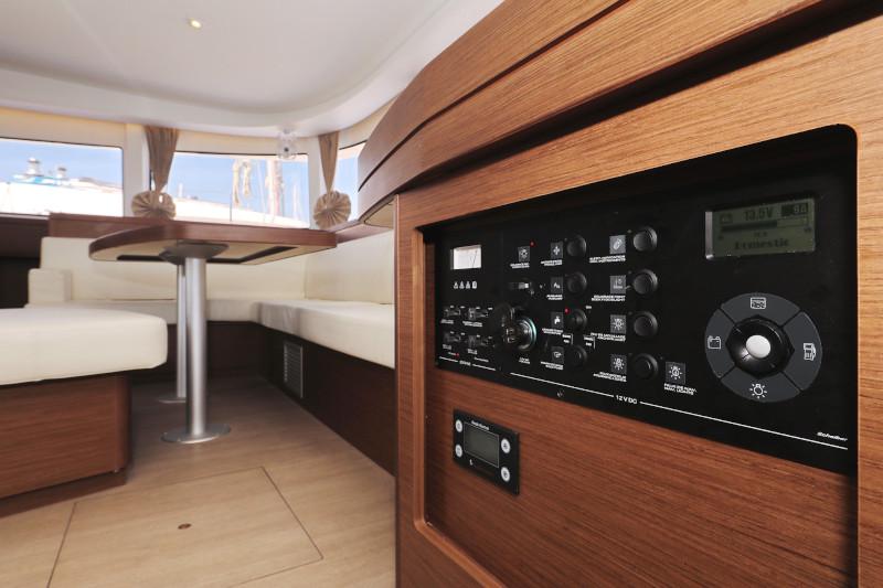 Book yachts online - catamaran - Lagoon 42 - ROYAL SALUTE - rent