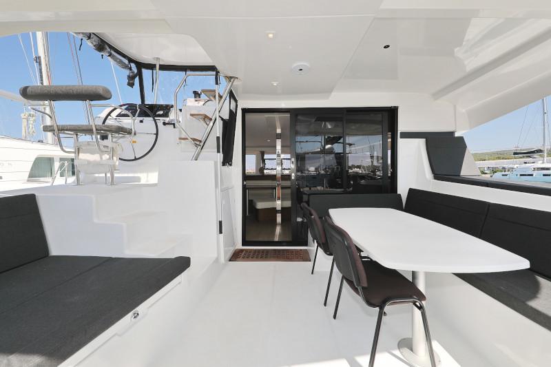 Book yachts online - catamaran - Lagoon 42 - ROYAL SALUTE - rent