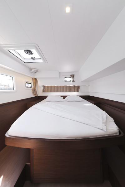 Book yachts online - catamaran - Lagoon 42 - ROYAL SALUTE - rent