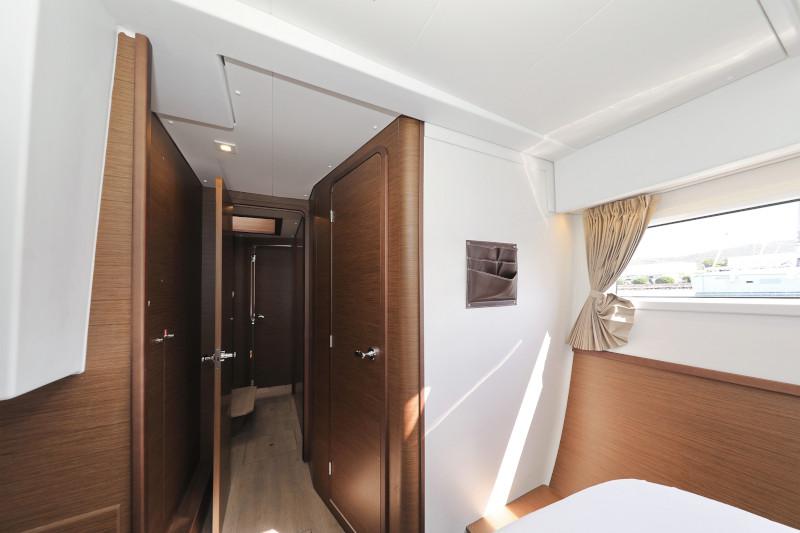 Book yachts online - catamaran - Lagoon 42 - ROYAL SALUTE - rent