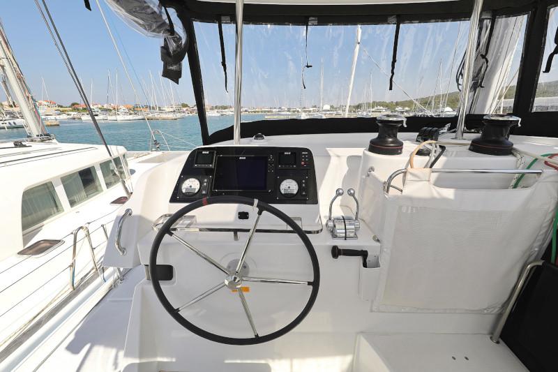 Book yachts online - catamaran - Lagoon 42 - ROYAL SALUTE - rent