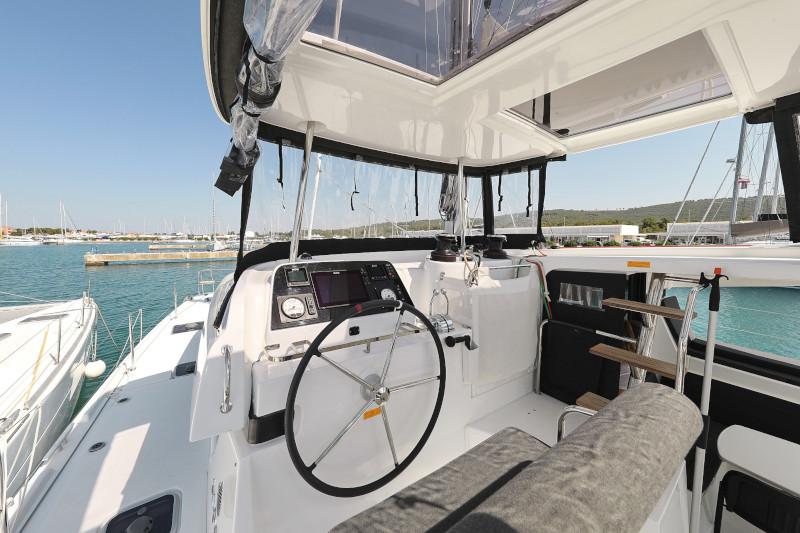 Book yachts online - catamaran - Lagoon 42 - ROYAL SALUTE - rent